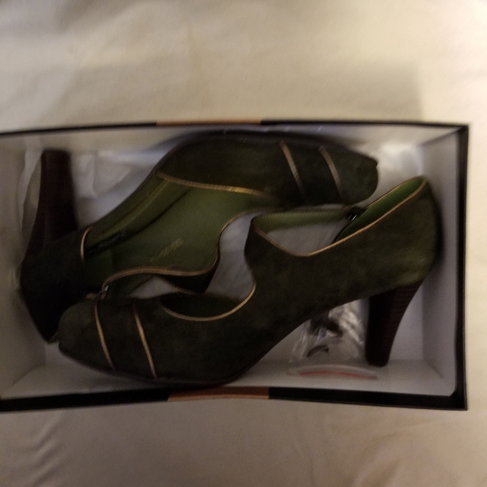 Shoes - Picture 5 of 5